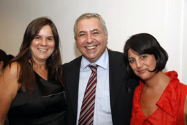 Fernando Faraco, da Rede Globo, ladeado por Denise Rodrigues e Paula Lagrotta, ambas da Quê.