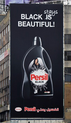 O detergente Persil também já brincou com o slogan para seu produto Persil Black.