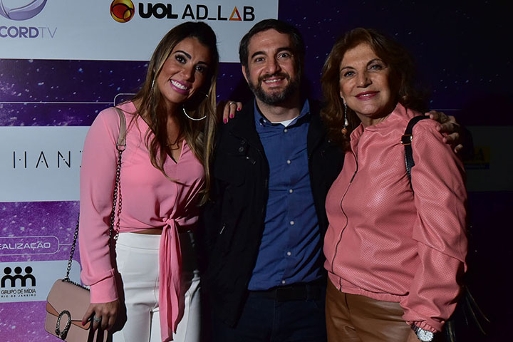 Renato Annibal, da L'Oréal e do Grupo de Mídia, ladeado por Rudimila Borges e Teresa Fabian, do Grupo Coruja.