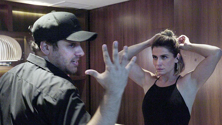 Bruno Miguel dirigindo Giovanna Antonelli no novo comercial da Leader.