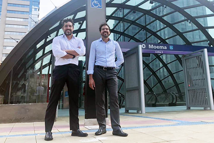 Alexandre Guerrero e Daniel Simões, sócios da Eletromidia, na estação Moema da Linha Lilás, nova conquista da empresa de OOH.