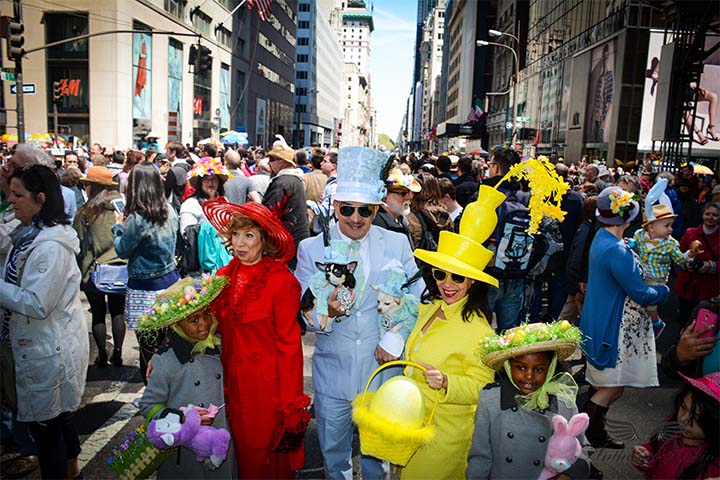 O desfile de chapéus na Páscoa fecha a 5ª Avenida em Nova York.