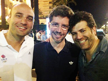 Diogo Mello e Alvinho Rodrigues, da DM9 no Martinez comemorando o le&atilde;o, ao centro Michel Lent, da Pereira O'Dell