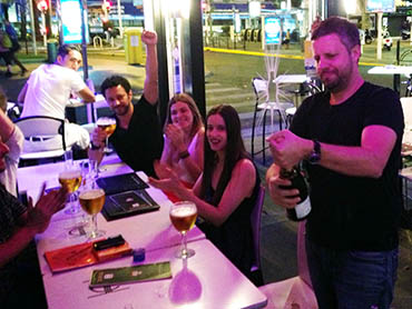 Anselmo Ramos abre champagne