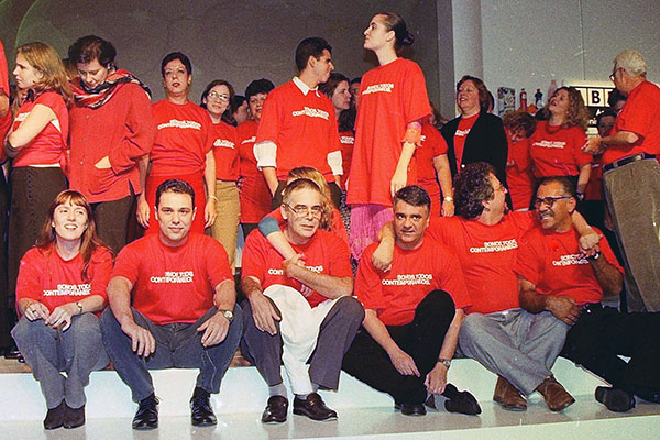 Carlos Pedrosa, José Guilherme Vereza e a turma da Contemporânea na festa do Prêmio Colunistas Rio 2000.