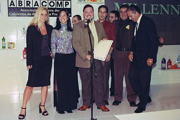 Maurício Marquez e a equipe da Millenn na festa do Prêmio Colunistas Rio 2000.