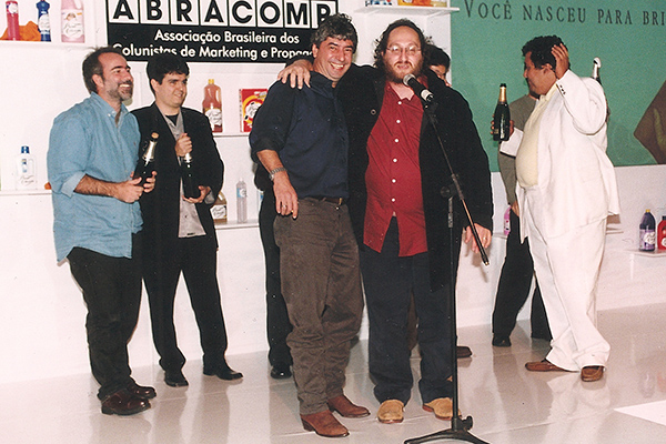 Os vencedores do Prêmio Rogerio Steinberg -- Fernando Rocha, Silvio Lachtermacher, Claudio Gatão, Pedro Utzeri e Sérgio de Paula na festa do Prêmio Colunistas Rio 2000.
