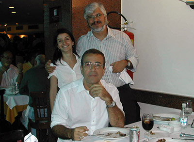 Sérgio Cardoso (sentado), Priscila Serra e Duda Moncalvo