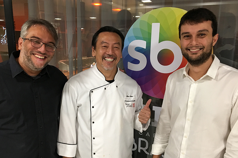 Os diretores da 5e60, Guilherme Arruda e Roberto Moret, com o chef Shin Koike.