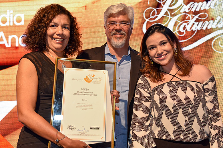 Eduardo Moncalvo, presidente do Sinapro-RJ, entregou o diploma para Denise Ribeiro e Virgínia Any, do Infoglobo, pelo titulo de Veículo Impresso do Ano do jornal Extra.