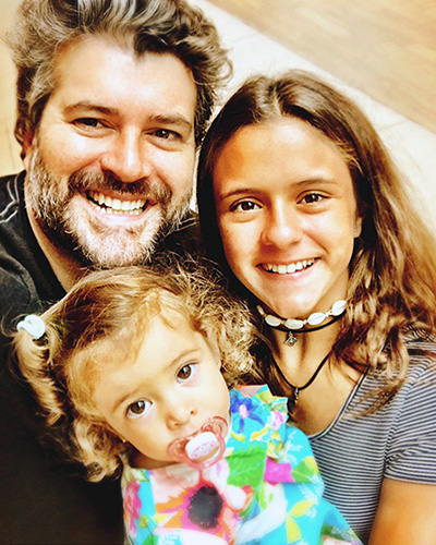 Álvaro Rodrigues com suas filhas Manuella e Antonia.