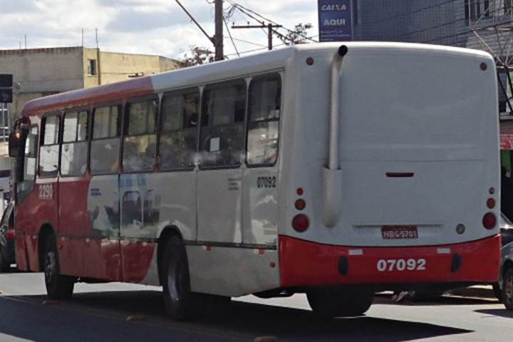 O ônibus 07092, da Viação Transimão, com seu escapamento na traseira.