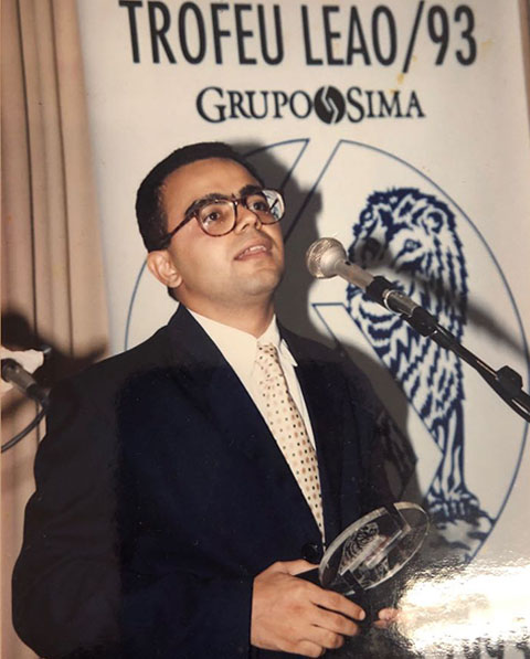 Flávio recebendo em 1993 o Troféu Leão, promoção do Grupo Sima.