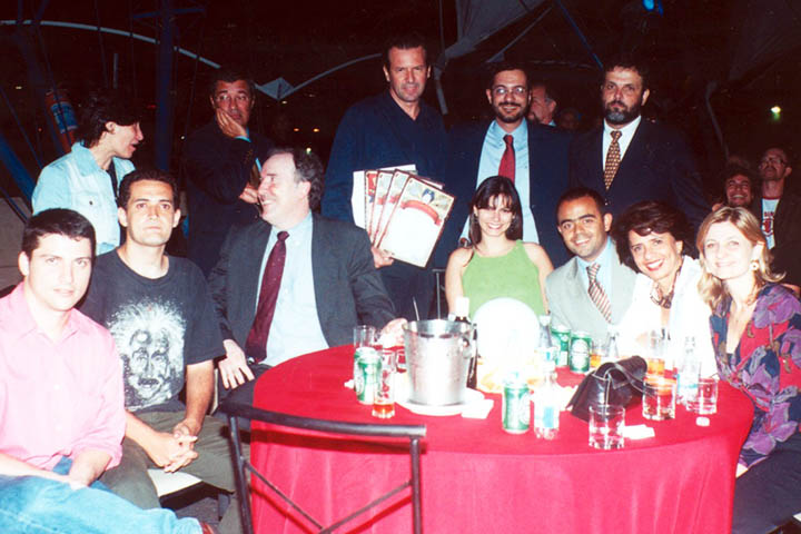 Em 2004, a Binder já ganhava Prêmio Colunistas, tendo Bob Gueiros como diretor de criação. Na foto, também aparece, no alto, à esquerda, Ronaldo Vidigal Limeira, que levou Flávio para a Giovanni.