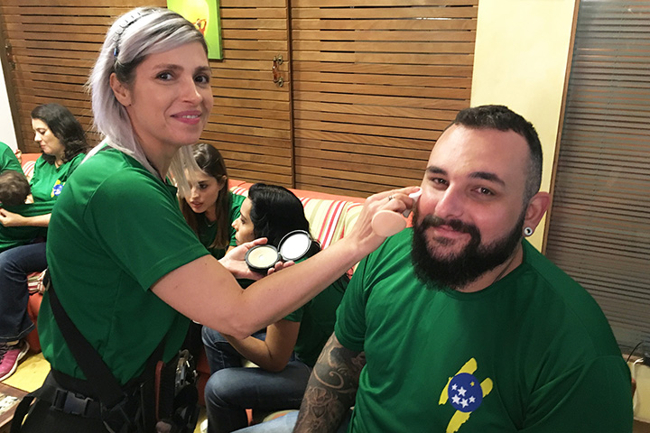 Pedro Portugal se prepara para a foto, com a maquiadora e diretora de arte Ju Rocha.