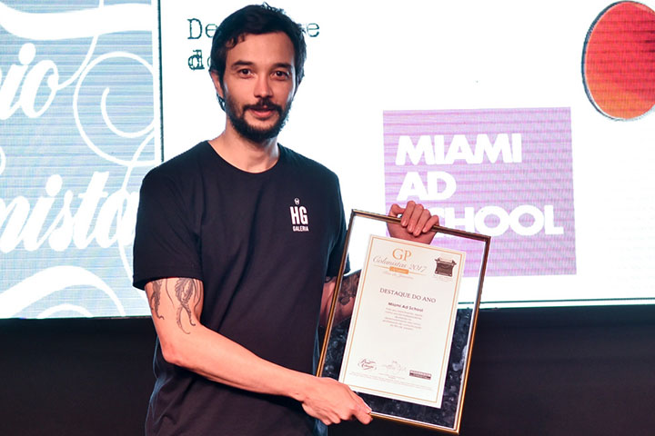 Daniel Brito recebe pela Miami Ad School seu diploma de Destaque do Ano.