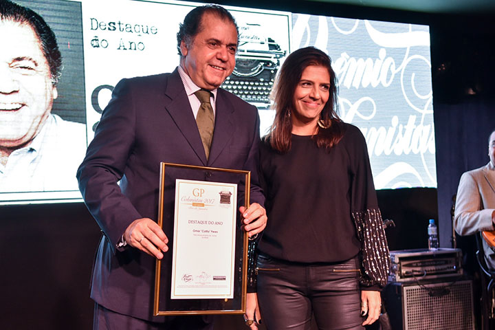 Omar "Catito" Peres recebe seu diploma de Destaque do Ano das mãos da jornalista Renata Suter.