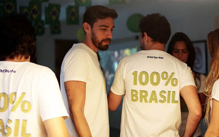 A Saravah, decorada para a Copa e com a equipe 100% Brasil