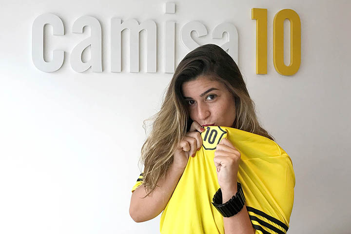 O novo reforço da Camisa 10, Larissa Coelho, já chega beijando o manto da agência.