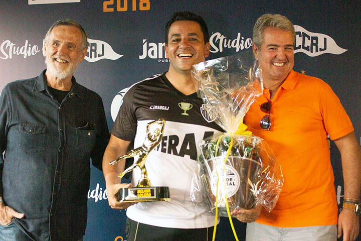 Marcio Ehrlich, da Janela Publicitária (à esquerda da foto) e Thomaz Naves, da Record TV Rio, entregam o troféu de melhor goleiro a Marcus Lins, da A Vera.