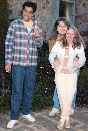 Nos anos 70, Marcelo Gorodicht, quando ainda tinha cabelo, segurando vela para seu amigo Marcos Calvi e a namorada -- e futura mulher -- Ângela.