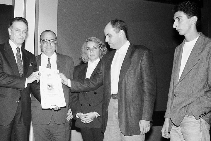 Um dos Colunistas recebidos pela D+, em 1994, em seu primeiro ano, com a presença de um dos novos talentos da publicidade carioca, Rynaldo Gondim, à direita.
