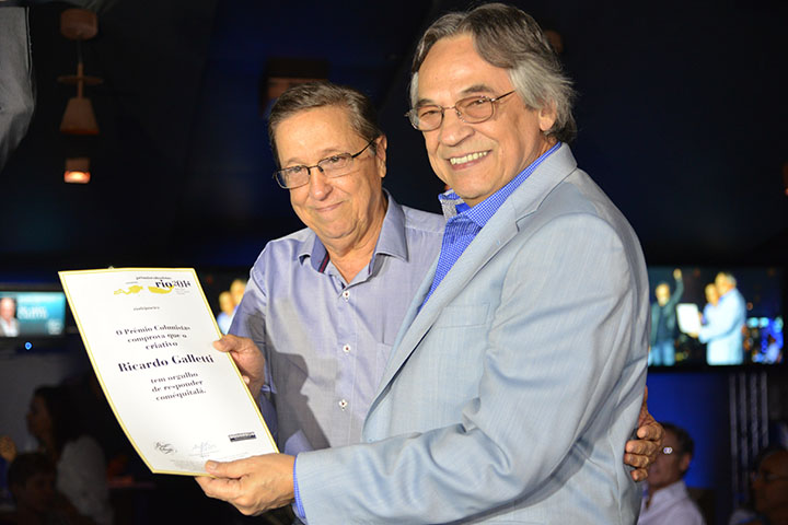Em 2014, o Prêmio Colunistas Rio homenageou Ricardo Galletti com o diploma do Prêmio Contribuição Profissional. Em festa no Miranda, em 15/03/2015, a premiação foi entregue ao criativo por Elysio Pires.