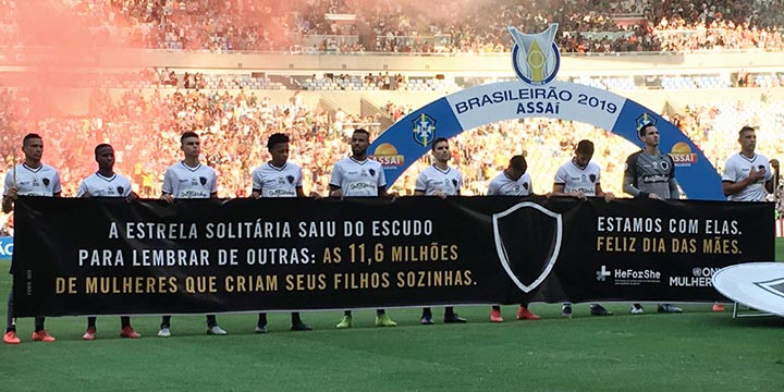 O time do Botafogo fez homenagem às mães que criam sozinhas seus filhos, no início do jogo contra o Fluminense, véspera do Dia das Mães.