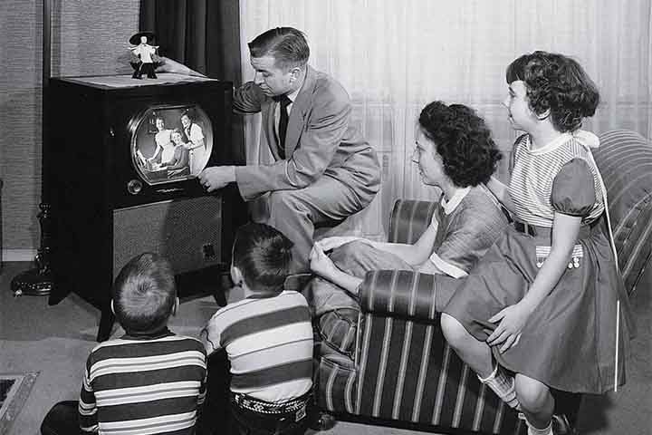Família antiga assistindo TV