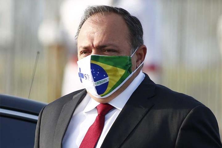 Eduardo Pazuello com máscara de cabeça para baixo, em junho de 2020