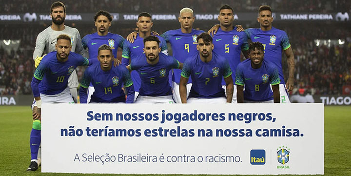 A ação do Itaú, com os jogadores segurando a placa com a mensagem contra o racismo.